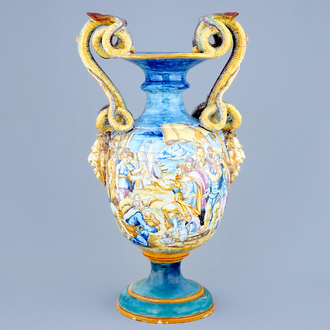 Un grand vase au deux anses en majolique italienne, 19ème