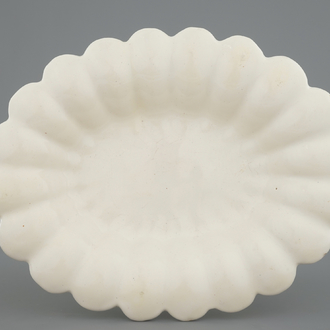 Un plat ovale godronné en blanc de Delft, 17ème