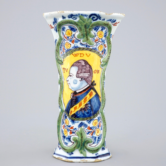 Un vase en Delft polychrome au portrait de Willem V, Prince d'Orange, 18ème
