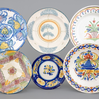 Een set van zes Spaans aardewerken borden, Talavera, 19e eeuw