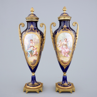 Een paar gesigneerde en gemerkte Sèvres porseleinen vazen met bronsmontuur, 19e eeuw