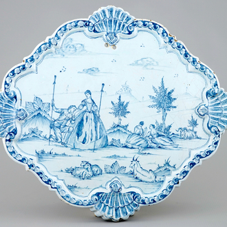 Een fijne blauw-witte Delfts aardewerken plaquette met romantisch decor, 18e eeuw