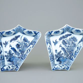 Een paar blauw-witte Delftse chinoiserie rijsttafel schotels, eind 17e eeuw