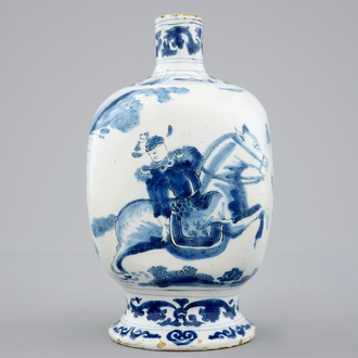 Un vase de forme bouteille carrée au décor chinoiserie, fin du 17ème