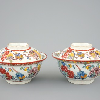 Une paire de bols et couvercles en faïence de Delft polychrome, début du 18ème