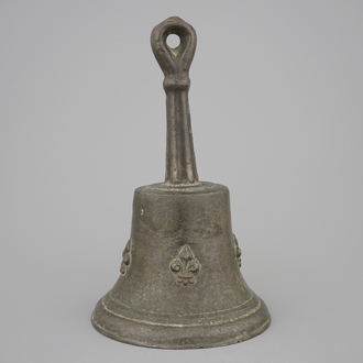Une cloche de table en bronze au décor de Fleur de Lys, 16/17ème