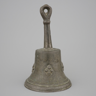 A cast bronze table bell with Fleur-de-Lys, 16/17th C.