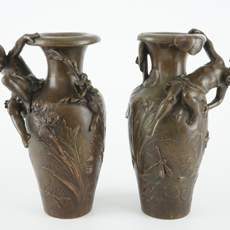 D'après Auguste Moreau, Une paire de vases Art Nouveau en bronze, 19/20ème
