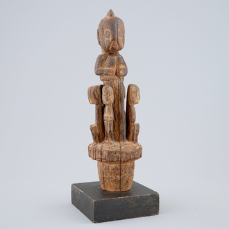 Une tête de bâton en bois sculpté Batak, Sumatra, première moitié du 20ème