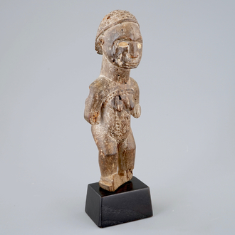 Une figure africaine en bois sculpté, Bembe, Congo, 19/20ème