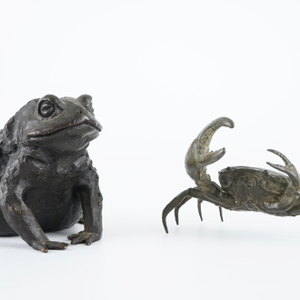 A bronze crab and a toad, after the Antique or Grand Tour souvenirs, 19/20th C.