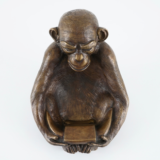 Een bronzen aap met dienblad, 20e eeuw
