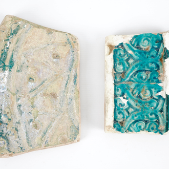 Twee turquoise geglazuurde reliëftegels, Kashan, Centraal-Perzië, 13e eeuw