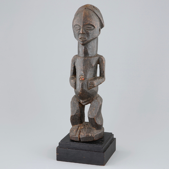 Une fétiche en bois sculpté sur socle, Songye, Congo, milieu du 20ème