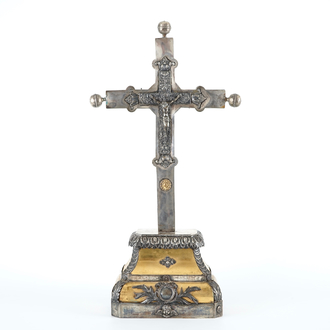 Un grand crucifix reliquaire en argent et cuivre, 18/19ème