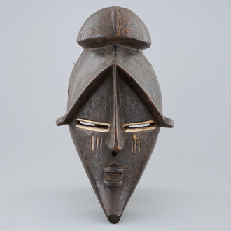 Un masque africain en bois sculpté, Lwalwa, Congo, milieu du 20ème