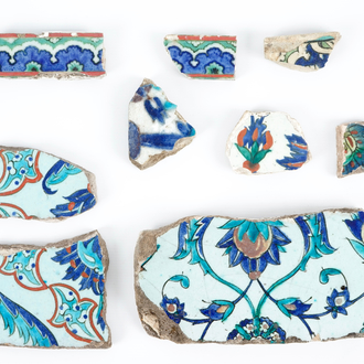 Un lot de fragments de carreaux Iznik, 16/17ème, Turquie