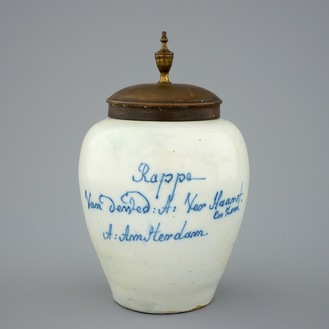 Un petit modèle d'un pot à tabac en faïence de Delft, 18ème