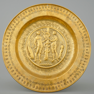Un plat d'offrande en cuivre repoussé au décor d Adam et Eve, 16ème