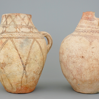 Deux cruches en poterie décorée, Afrique du Nord, 19/20ème