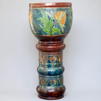Un cache-pot art nouveau sur soccle en poterie flamande, début du 20ème