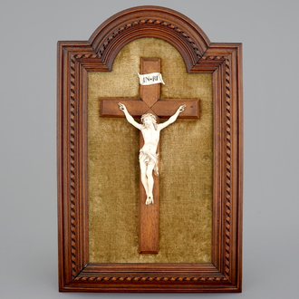 Un grand Christ en ivoire sculpté, prob. Dieppe, 18/19ème