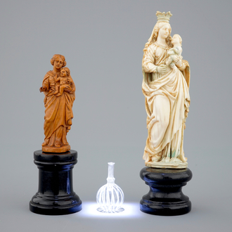Deux modèles de la Vierge à l'Enfant en ivoire et buis, avec une bouteille miniature en verre, 16/17ème