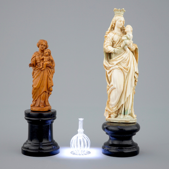 Twee Madonna's met kind in ivoor en palmhout, en een miniatuur glazen flesje, 16/17e eeuw