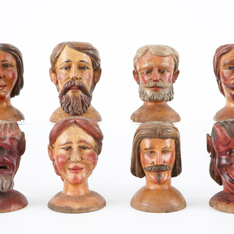 Un lot de 8 têtes de poupées polychromes en bois sculpté, 19ème