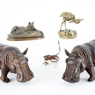 Un lot de bronze et régule au sujets animaliers: des chats, deux hippopotames et une grue, 20ème