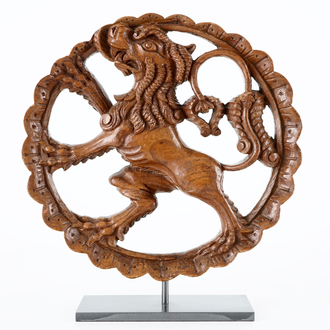Un médaillon en bois sculpté ajouré au décor d'un lion, 18ème