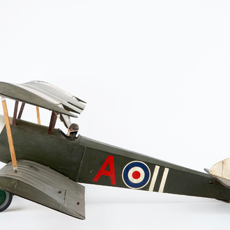 Een replica van een historisch Frans tweedekker vliegtuig, midden 20e eeuw