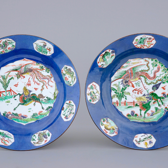 Une paire de grands plats en porcelaine de Chine famille verte sur fond bleu poudré, Kangxi