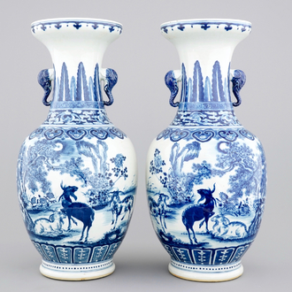 Een groot paar blauw-witte Chinese vazen, 19e eeuw