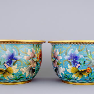 A pair of Chinese cloisonne fish bowls, 19/20th C.