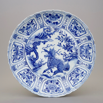 Un plat en porcelaine de Chine à décor d'un Qilin, Ming, Wanli, 1573-1619
