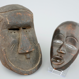 Deux masques africaines en bois sculpté, 20ème