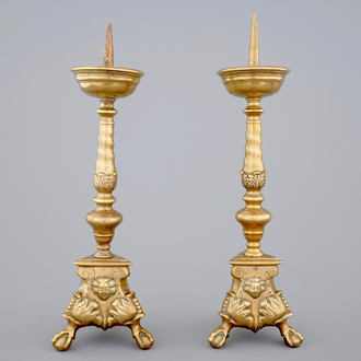 A pair of bronze pricket candlesticks, 17/18th C.