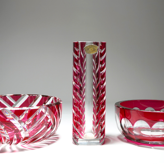 Deux coupes et un vase en crystal rubis de Val-Saint-Lambert, 20ème