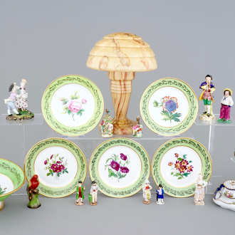 Un lot d'assiettes au sujets botaniques, flacons à parfum et d'autres pièces en porcelaine, 19/20ème