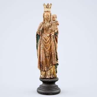 Une Vierge à l'Enfant en bois sculpté, Flandres, 17ème