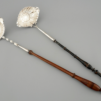 Twee zilveren lepels met houten handgreep, 18/19e eeuw