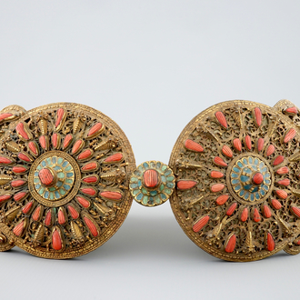 Un boucle de ceinture ottomane en cuivre doré et filigrané incrusté de corail et turquoise, Grèce, 18/19ème