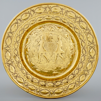 Un grand plat d'offrande flamand en cuivre gravé au décor des espions en Canaan, Malines, 17ème