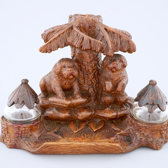 A Black Forest inkwell with two dogs, 1st half 20th C.