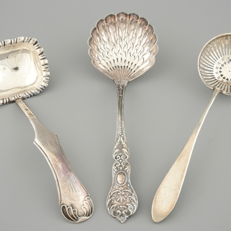 Drie fraaie zilveren suikerlepels, 18/19e eeuw