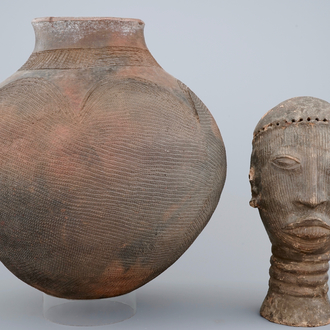 Une grande cruche et une tête sculptée en potterie africaine, 1ère moitié du 20ème
