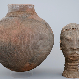 A large African pottery jug and a sculpted head, 1st half 20th C.