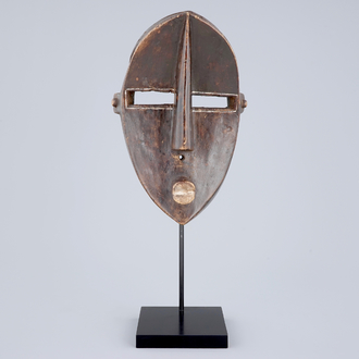 Un masque africain en bois sculpté, Lwalwa, Congo, début du 20ème