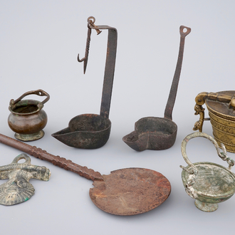 Un lot d' anciens oeuvres en métal: un pile de poids, lampes à huile, ...